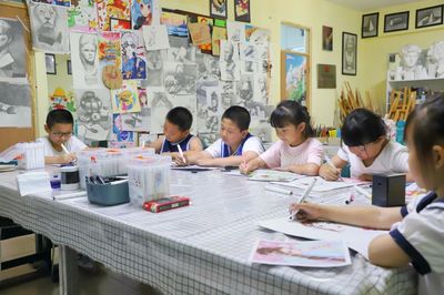 突泉縣舉辦暑期繪畫(huà)技術(shù)培訓(xùn)活動(dòng) 助力青少年繽紛暑假快樂(lè)成長(zhǎng)